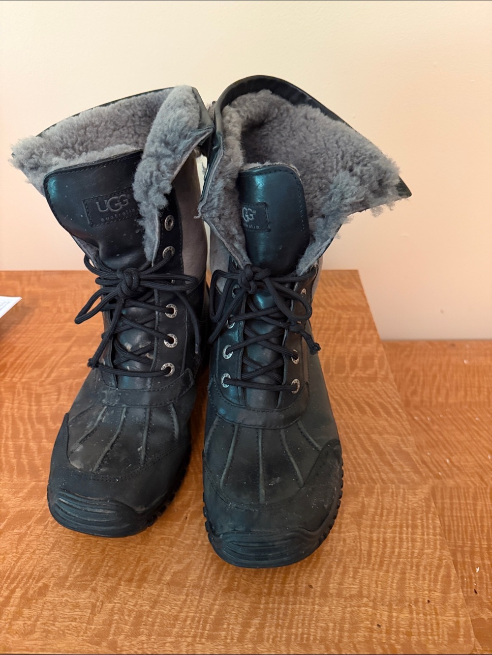 UGG women’s  Black Winter Lace-Up Snow Boots with Gray Shearling
